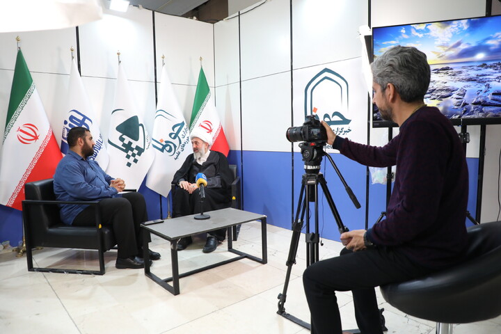 تصاویری از حضور مهمانان در غرفه خبرگزاری حوزه در سی و سومین نمایشگاه بین المللی قرآن کریم