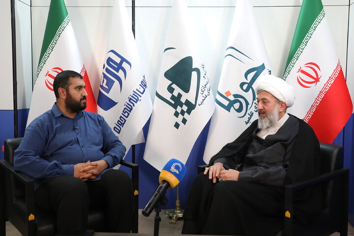 تصاویری از حضور مهمانان در غرفه خبرگزاری حوزه در سی و سومین نمایشگاه بین المللی قرآن کریم