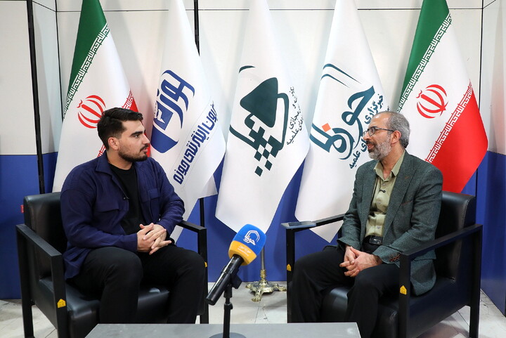 تصاویری از حضور مهمانان در غرفه خبرگزاری حوزه در سی و سومین نمایشگاه بین المللی قرآن کریم