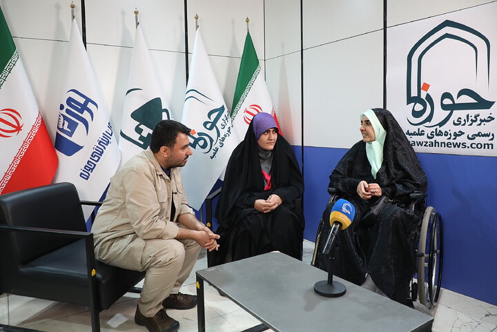 تصاویری از حضور مهمانان در غرفه خبرگزاری حوزه در سی و سومین نمایشگاه بین المللی قرآن کریم