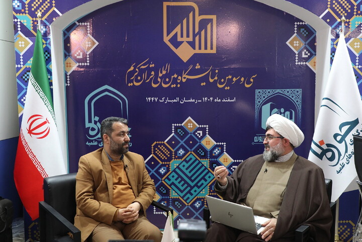 تصاویری از حضور مهمانان در غرفه خبرگزاری حوزه در سی و سومین نمایشگاه بین المللی قرآن کریم