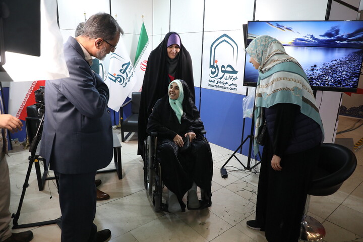 تصاویری از حضور مهمانان در غرفه خبرگزاری حوزه در سی و سومین نمایشگاه بین المللی قرآن کریم