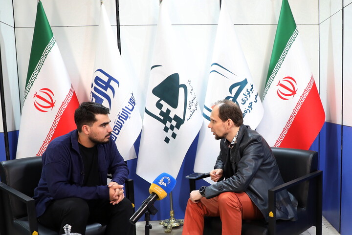 تصاویری از حضور مهمانان در غرفه خبرگزاری حوزه در سی و سومین نمایشگاه بین المللی قرآن کریم