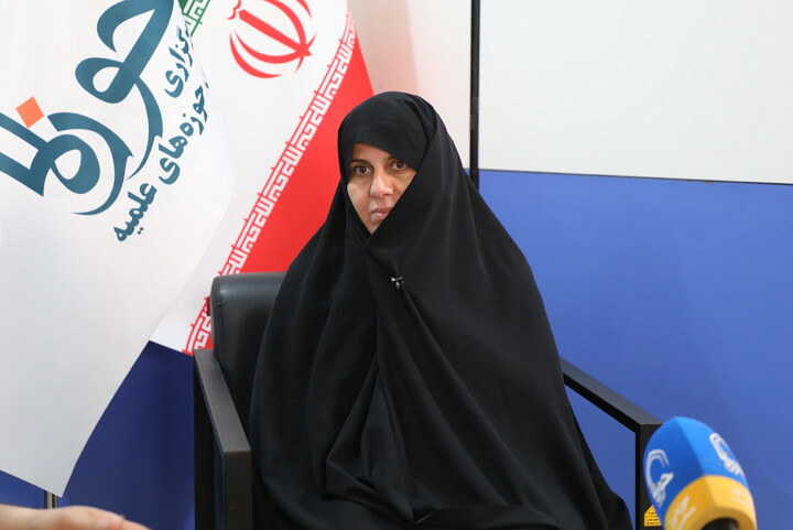 تصاویری از حضور مهمانان در غرفه خبرگزاری حوزه در سی و سومین نمایشگاه بین المللی قرآن کریم