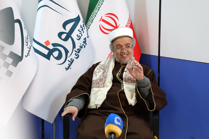 تصاویری از حضور مهمانان در غرفه خبرگزاری حوزه در سی و سومین نمایشگاه بین المللی قرآن کریم