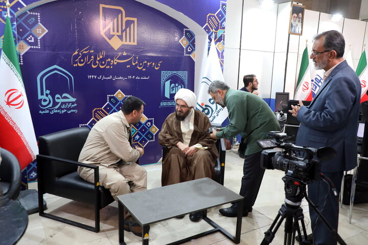 بازدید حجت الاسلام‌والمسلمین حاج‌علی‌اکبری از غرفه خبرگزاری حوزه در نمایشگاه قرآن