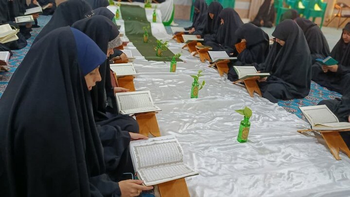 تصاویر/ محفل جزءخوانی قرآن کریم در مدارس علمیه خواهران استان‌ کرمان