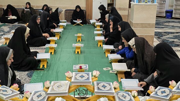 تصاویر/ محفل جزءخوانی قرآن کریم در مدارس علمیه خواهران استان‌ کرمان