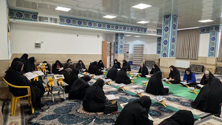 تصاویر/ محفل جزءخوانی قرآن کریم در مدارس علمیه خواهران استان‌ کرمان