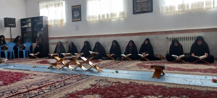 تصاویر/ محفل جزءخوانی قرآن کریم در مدارس علمیه خواهران استان‌ کرمان