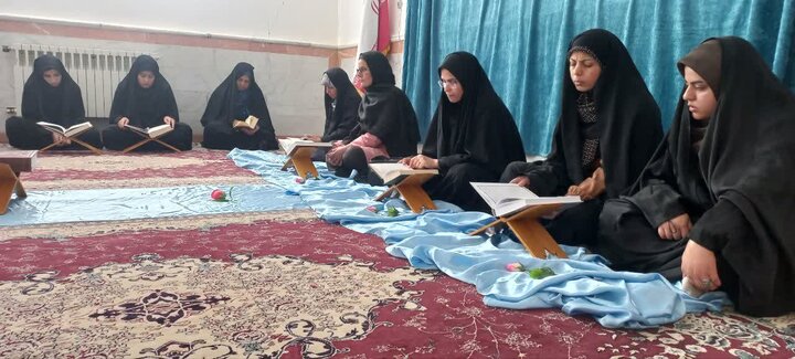 تصاویر/ محفل جزءخوانی قرآن کریم در مدارس علمیه خواهران استان‌ کرمان