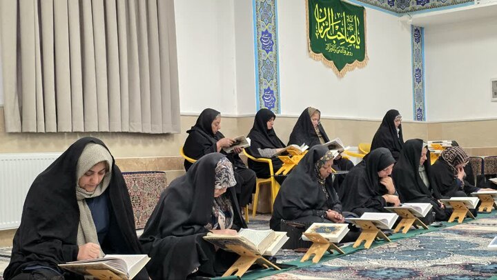 تصاویر/ محفل جزءخوانی قرآن کریم در مدارس علمیه خواهران استان‌ کرمان