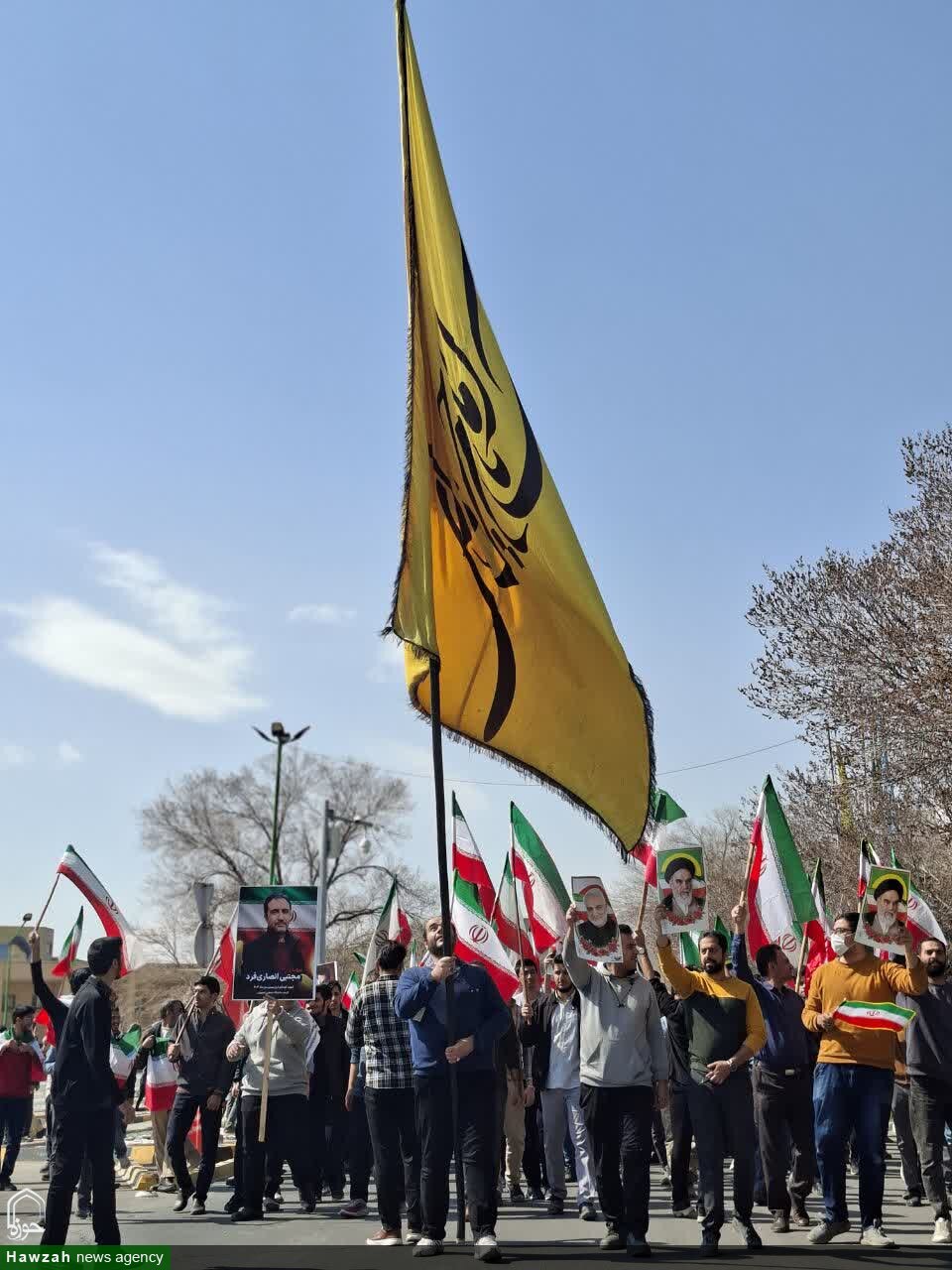 اجتماع دانشجویان دانشگاه صنعتی اصفهان در پاسداشت پرچم جمهوری اسلامی + فیلم