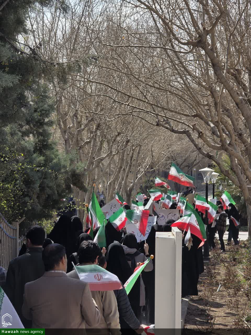 اجتماع دانشجویان دانشگاه صنعتی اصفهان در پاسداشت پرچم جمهوری اسلامی + فیلم