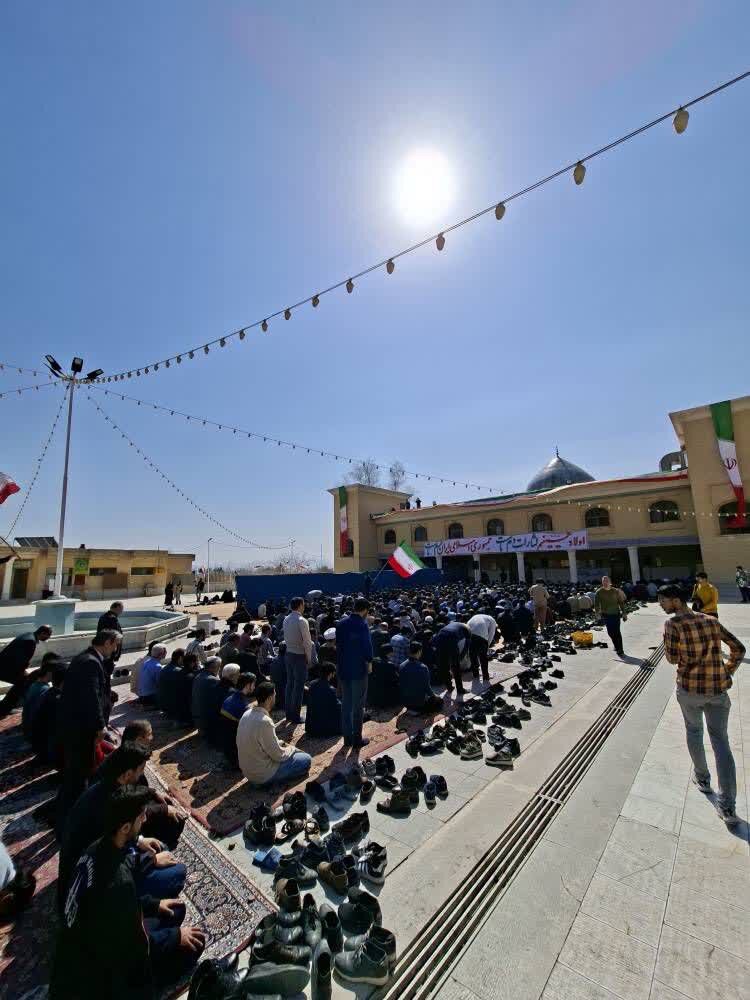 اجتماع دانشجویان دانشگاه صنعتی اصفهان در پاسداشت پرچم جمهوری اسلامی + فیلم