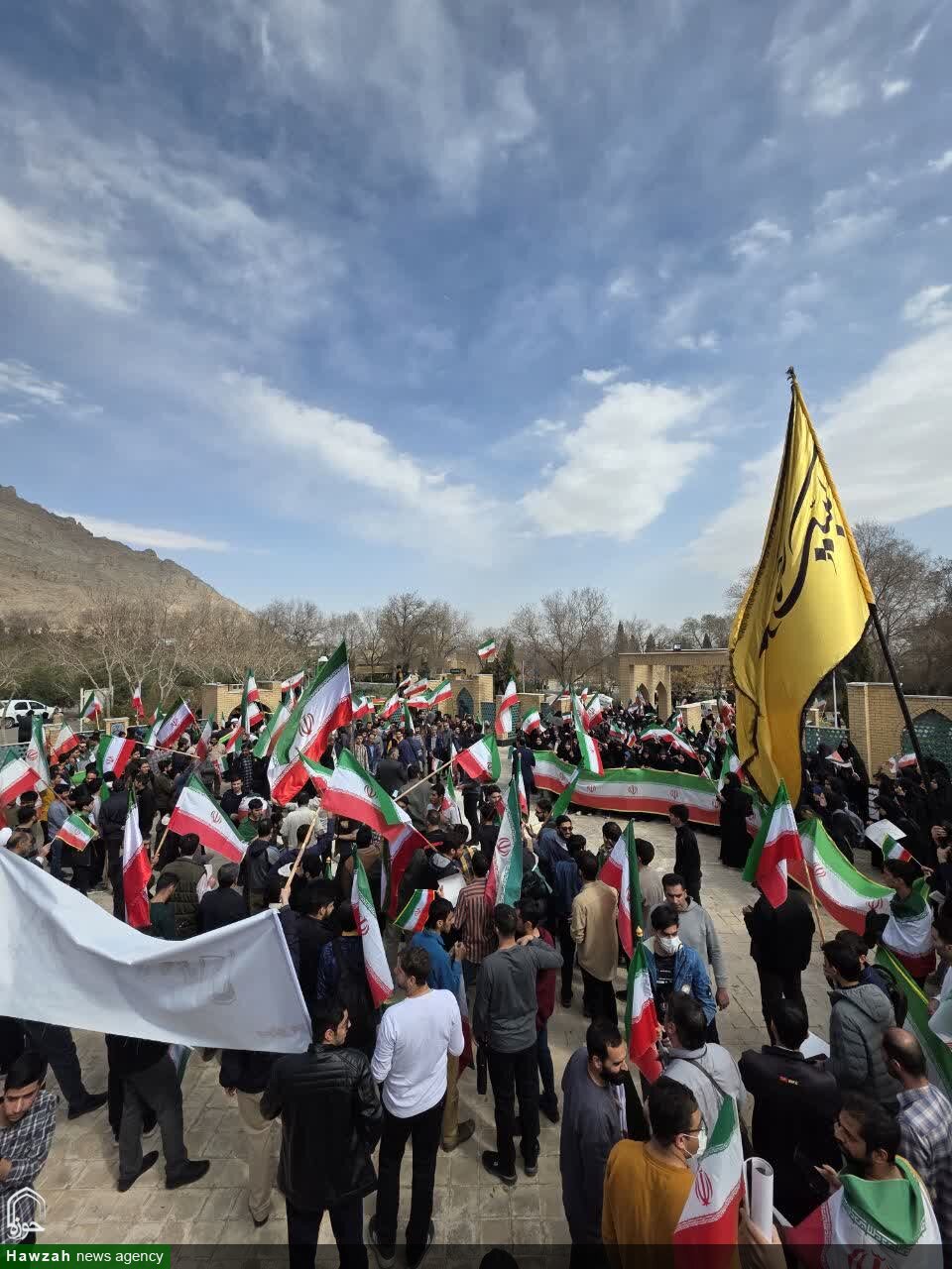 اجتماع دانشجویان دانشگاه صنعتی اصفهان در پاسداشت پرچم جمهوری اسلامی + فیلم