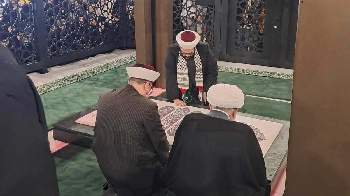 هیئتی از تجمع علمای مسلمان در سالگرد "غروب آفتاب" بر سر مزار شهید نصرالله حضور یافت