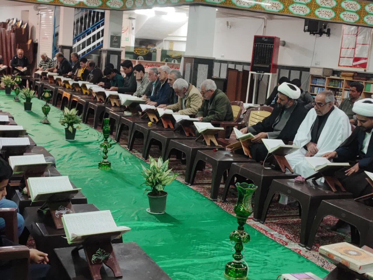 حضور طلاب مدرسه علمیه جعفریه زرند در مراسم جزءخوانی قرآن کریم مسجد قدمگاه.