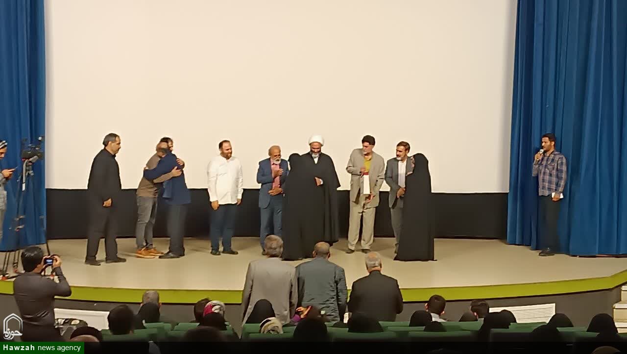 مستند «ایستاده در کنار تیمز» در سینما تربیت قم اکران شد