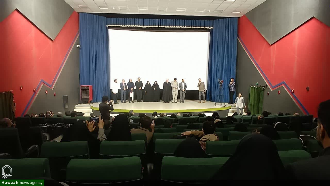 مستند «ایستاده در کنار تیمز» در سینما تربیت قم اکران شد