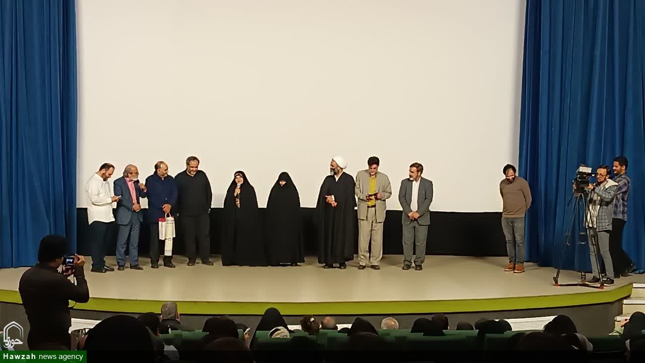 مستند «ایستاده در کنار تیمز» در سینما تربیت قم اکران شد