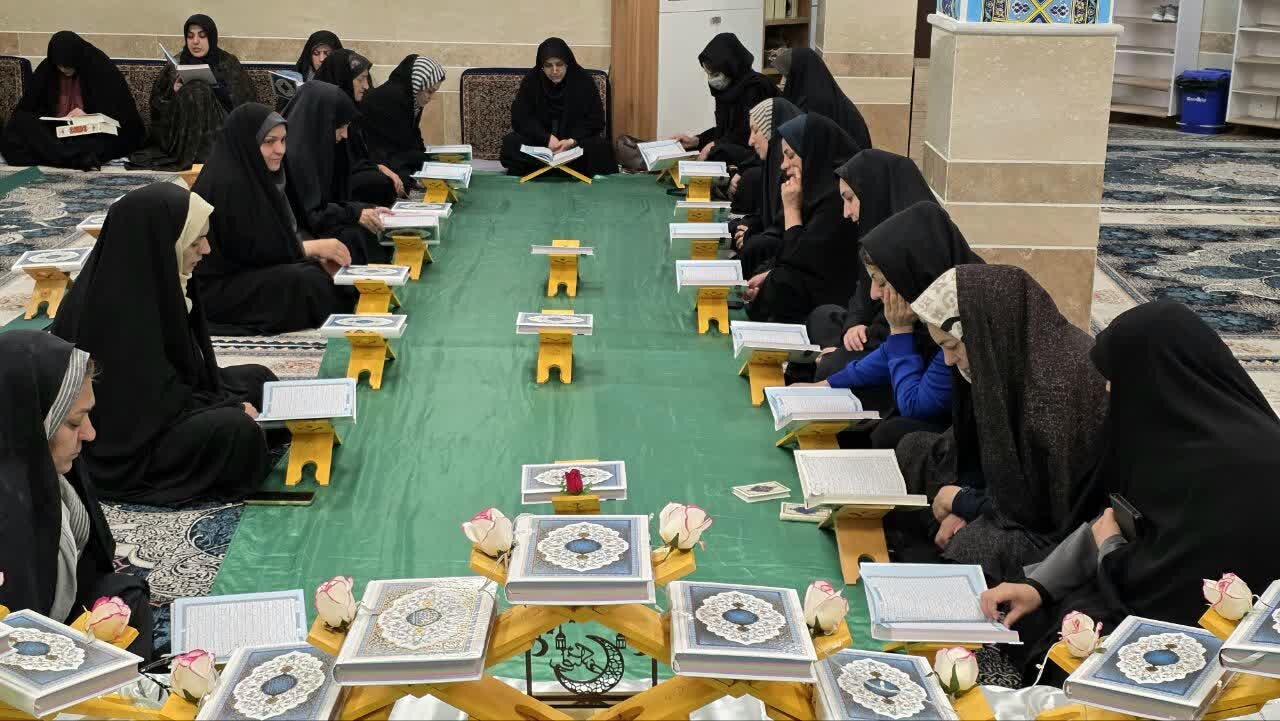 تصاویر/ محفل جزءخوانی قرآن کریم در مدارس علمیه خواهران استان‌ کرمان