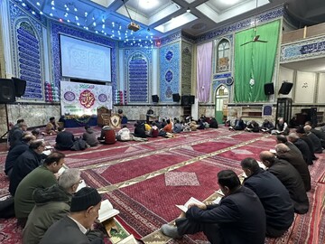 تصاویر/ مناجات خوانی و محفل انس با قرآن در مدرسه سفیران هدایت امام صادق(ع)