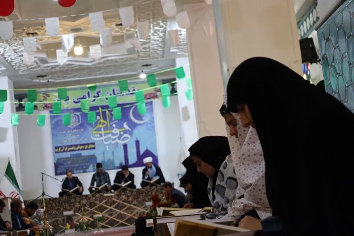 تصاویر/ محفل جزءخوانی قرآن و افطاری ساده در حرم امامزاده محمد(ع) شهر کرمان