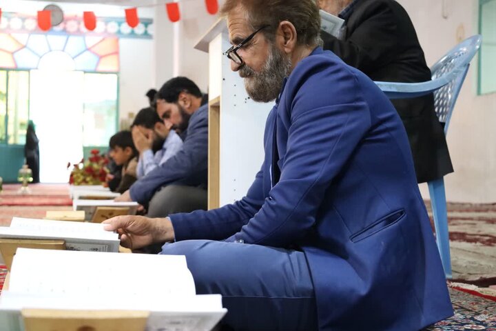 تصاویر/ محفل جزءخوانی قرآن و افطاری ساده در حرم امامزاده محمد(ع) شهر کرمان