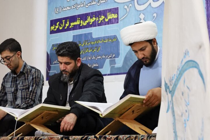 تصاویر/ محفل جزءخوانی قرآن و افطاری ساده در حرم امامزاده محمد(ع) شهر کرمان