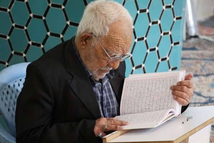 تصاویر/ محفل جزءخوانی قرآن و افطاری ساده در حرم امامزاده محمد(ع) شهر کرمان