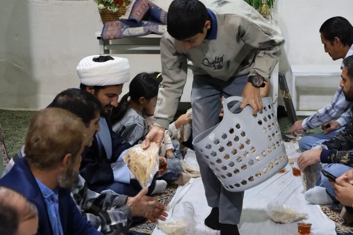 تصاویر/ محفل جزءخوانی قرآن و افطاری ساده در حرم امامزاده محمد(ع) شهر کرمان