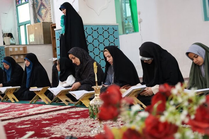 تصاویر/ محفل جزءخوانی قرآن و افطاری ساده در حرم امامزاده محمد(ع) شهر کرمان