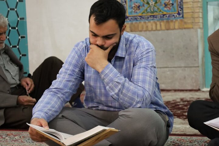 تصاویر/ محفل جزءخوانی قرآن و افطاری ساده در حرم امامزاده محمد(ع) شهر کرمان
