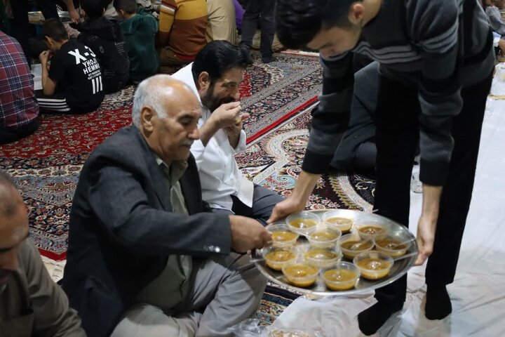 تصاویر/ محفل جزءخوانی قرآن و افطاری ساده در حرم امامزاده محمد(ع) شهر کرمان
