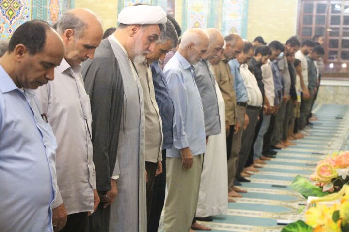 تصاویر/ سفره‌ افطاری ساده در مسجد خاتم‌الانبیاء(ص) کیش