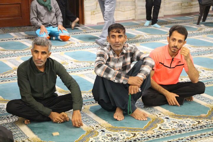 تصاویر/ سفره‌ افطاری ساده در مسجد خاتم‌الانبیاء(ص) کیش