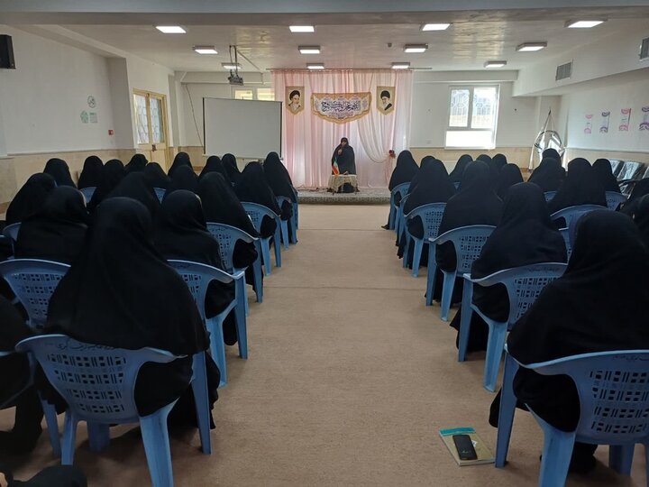 تصاویر/ نشست اخلاقی طلاب مدرسه علمیه زینب کبری سلام الله علیها ارومیه