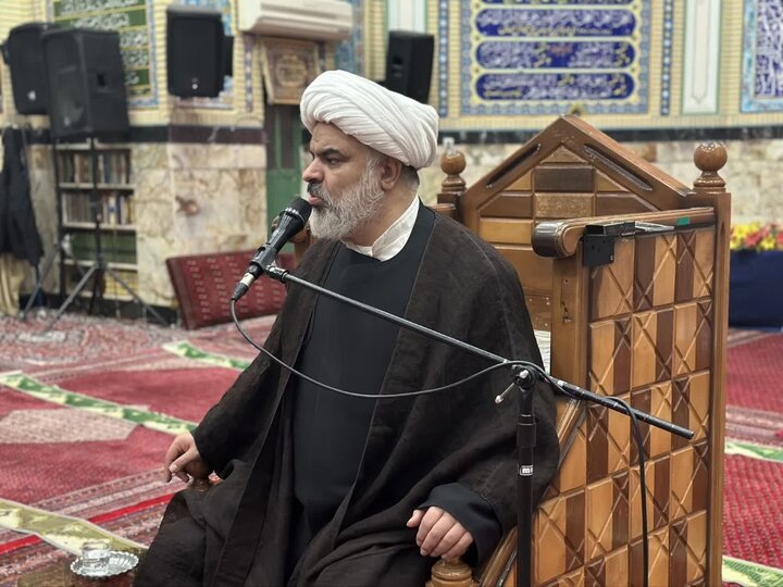 تصاویر/ مناجات خوانی و محفل انس با قرآن در مدرسه سفیران هدایت امام صادق(ع)