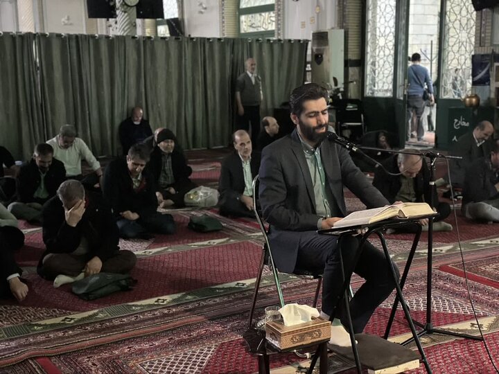 تصاویر/ مناجات خوانی و محفل انس با قرآن در مدرسه سفیران هدایت امام صادق(ع)
