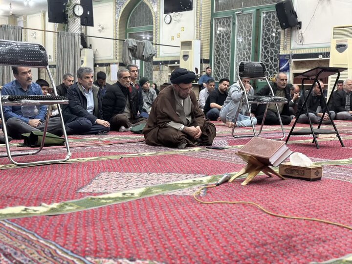 تصاویر/ مناجات خوانی و محفل انس با قرآن در مدرسه سفیران هدایت امام صادق(ع)