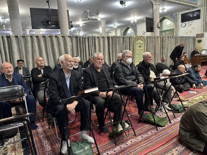 تصاویر/ مناجات خوانی و محفل انس با قرآن در مدرسه سفیران هدایت امام صادق(ع)