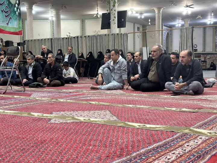تصاویر/ مناجات خوانی و محفل انس با قرآن در مدرسه سفیران هدایت امام صادق(ع)