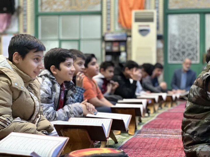 تصاویر/ مناجات خوانی و محفل انس با قرآن در مدرسه سفیران هدایت امام صادق(ع)