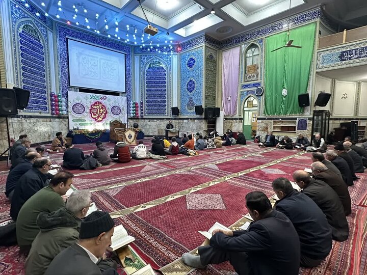 تصاویر/ مناجات خوانی و محفل انس با قرآن در مدرسه سفیران هدایت امام صادق(ع)