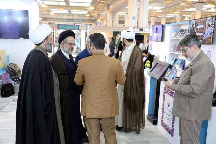 تصاویر/بازدید میهمانان و شخصیت ها از بخش حوزوی سی و سومین نمایشگاه بین المللی قرآن کریم