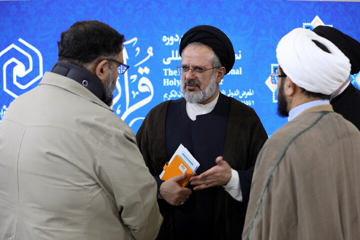 تصاویر/بازدید میهمانان و شخصیت ها از بخش حوزوی سی و سومین نمایشگاه بین المللی قرآن کریم