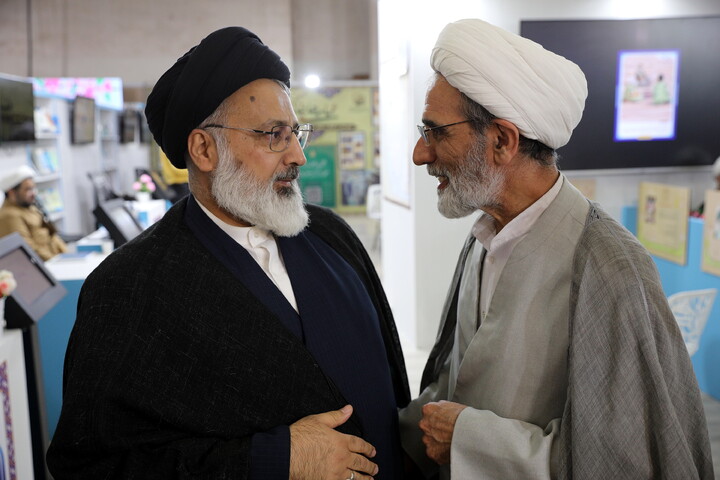 تصاویر/بازدید میهمانان و شخصیت ها از بخش حوزوی سی و سومین نمایشگاه بین المللی قرآن کریم