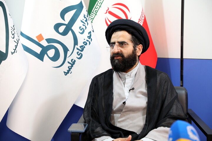 تصاویر/بازدید میهمانان و شخصیت ها از بخش حوزوی سی و سومین نمایشگاه بین المللی قرآن کریم