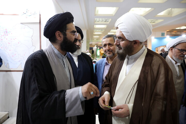 تصاویر/بازدید میهمانان و شخصیت ها از بخش حوزوی سی و سومین نمایشگاه بین المللی قرآن کریم